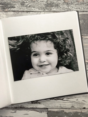 czarno-białe zdjęcie wklejone na kremowej karcie w albumie
