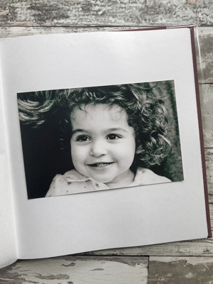 czarno-białe zdjęcie wklejone na białej karcie w albumie